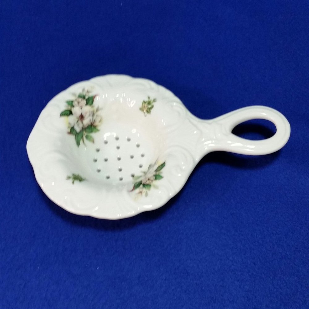 Tea Strainer With Dogwood Flowers and Handle Tea Bag Holder 1950's Pre-Owned